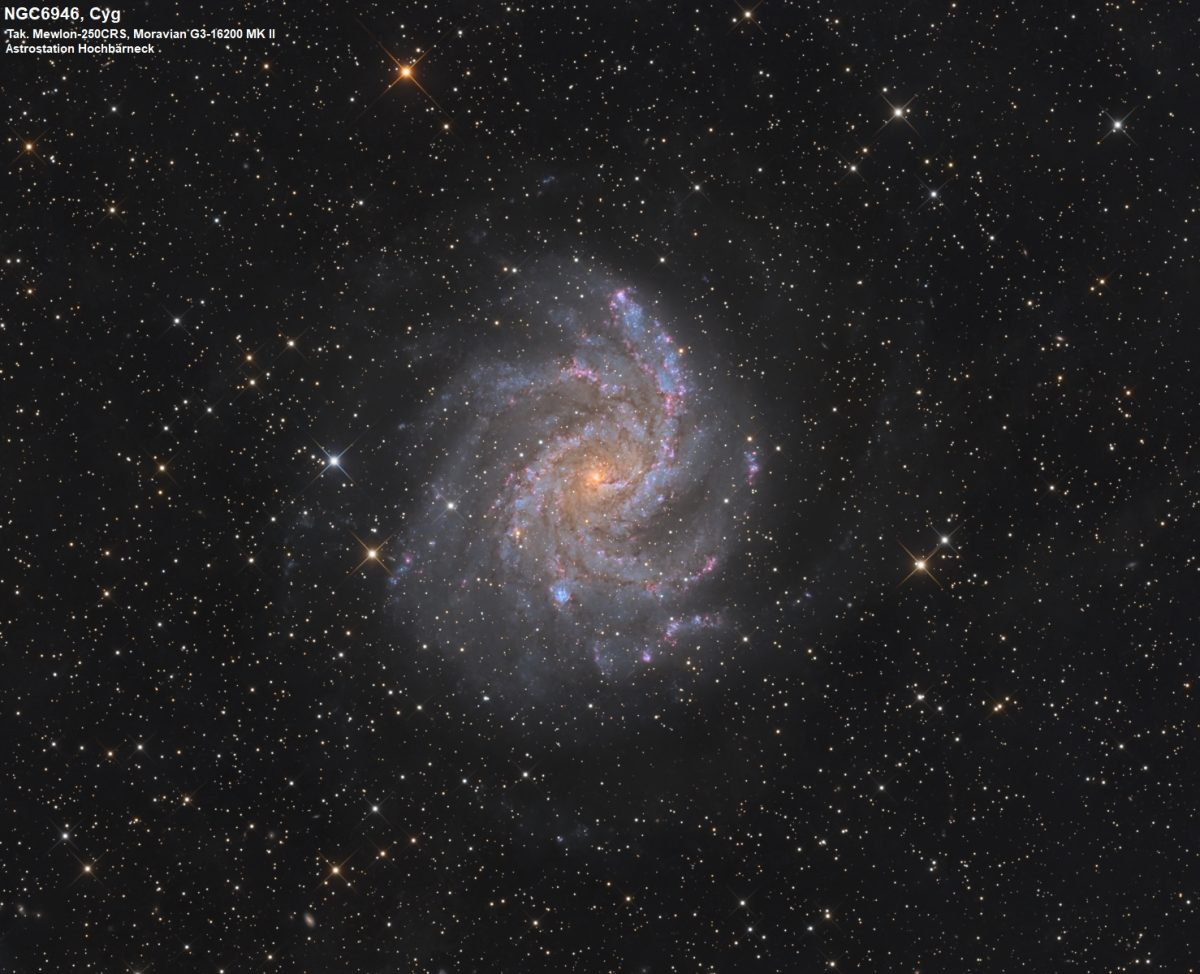 NGC6946 die Feuerwerksgalaxie im Sternbild Kepheus an der Grenze zum Sternbild Schwan